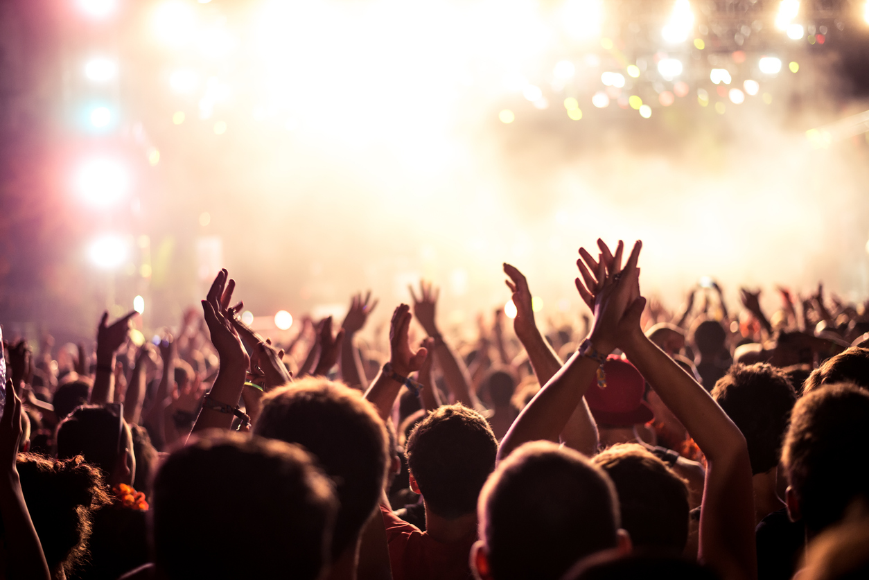 Le public à un concert dans un festival. Image prétexte pour l'Observatoire romand de la culture © iStock