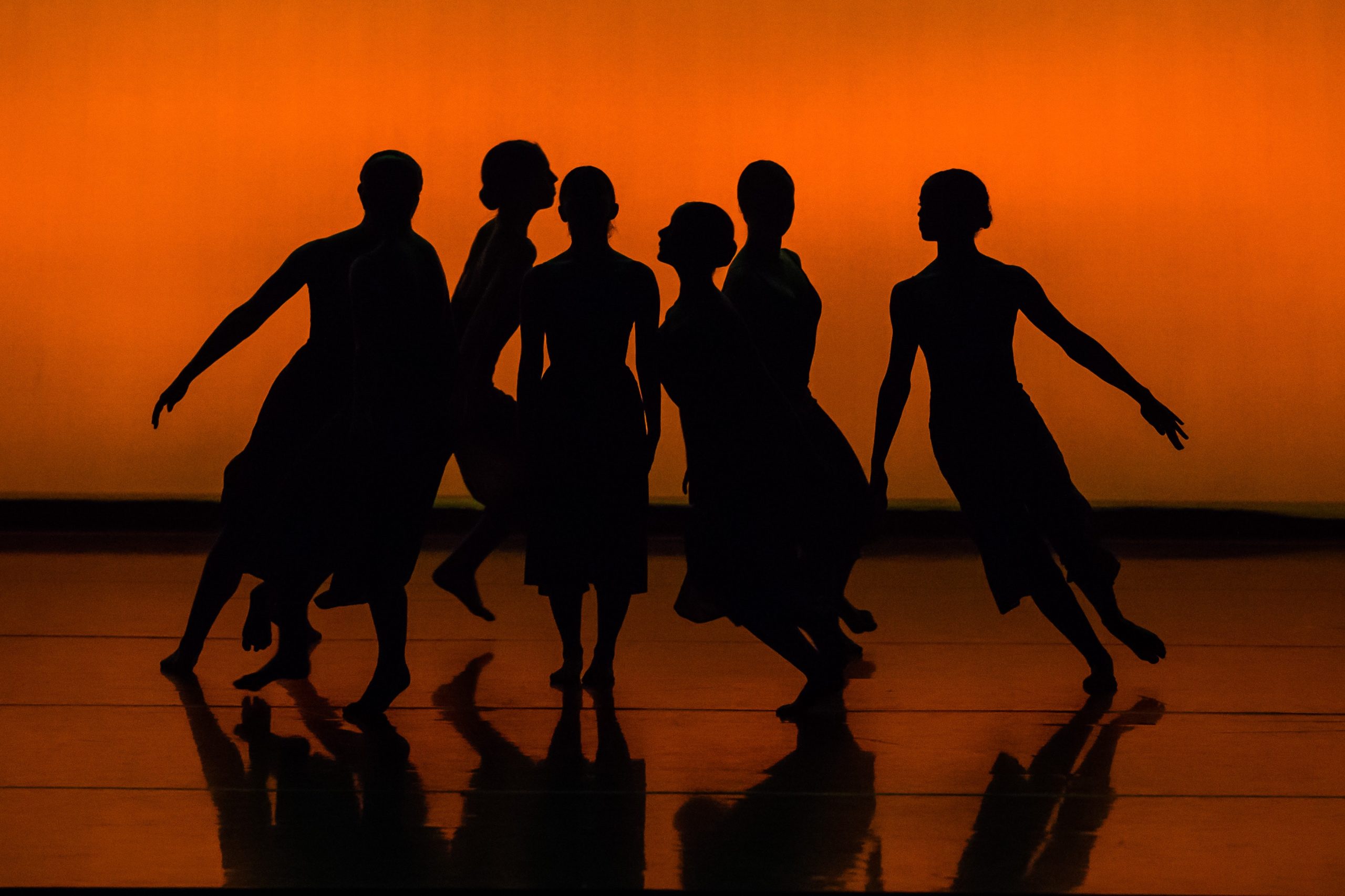 Spectacle de danse avec six interprètes sur scène. © Joseph Phillips/pexels
