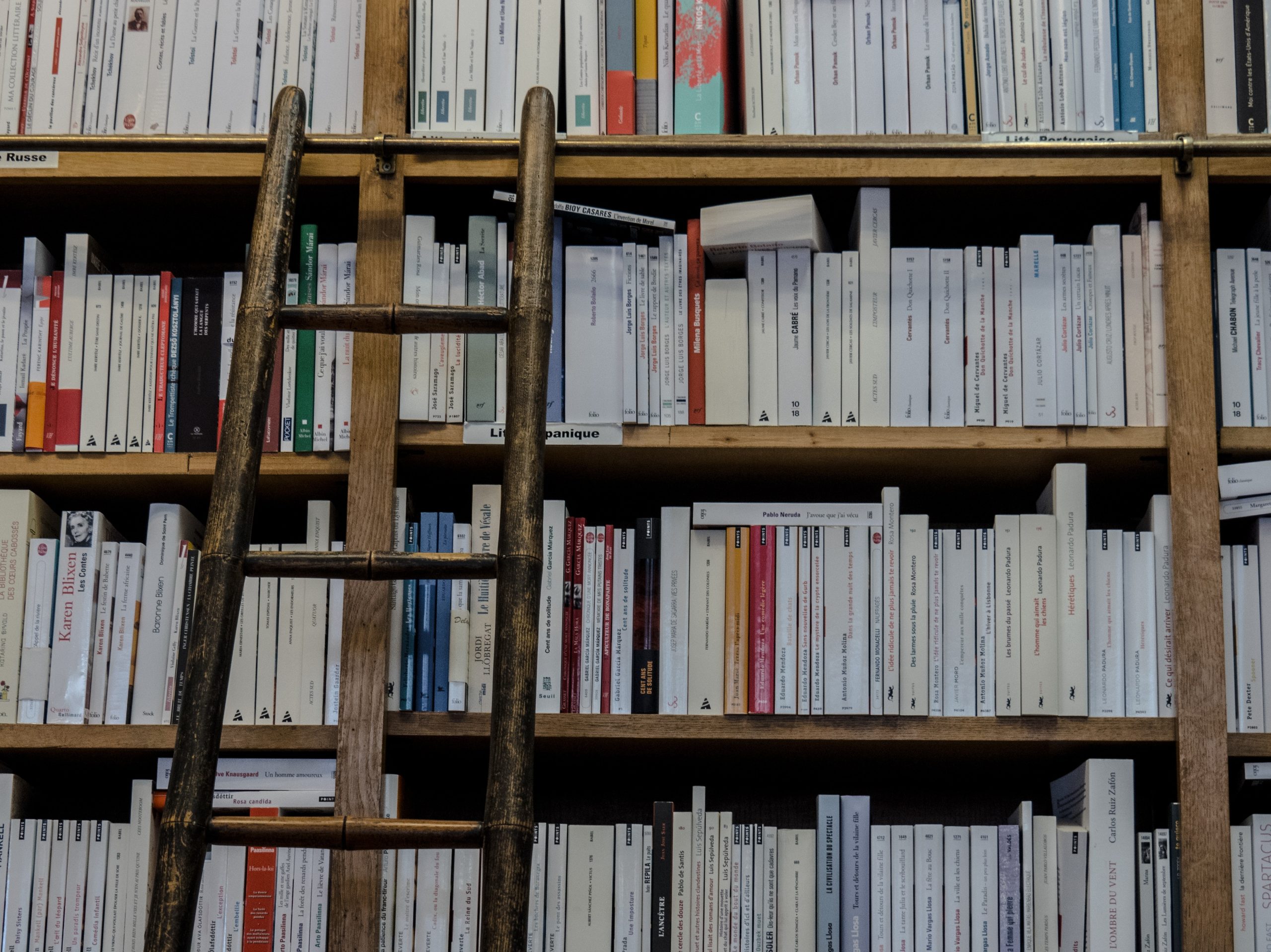 Etagères d'une librairie. © Pixabay/pexels