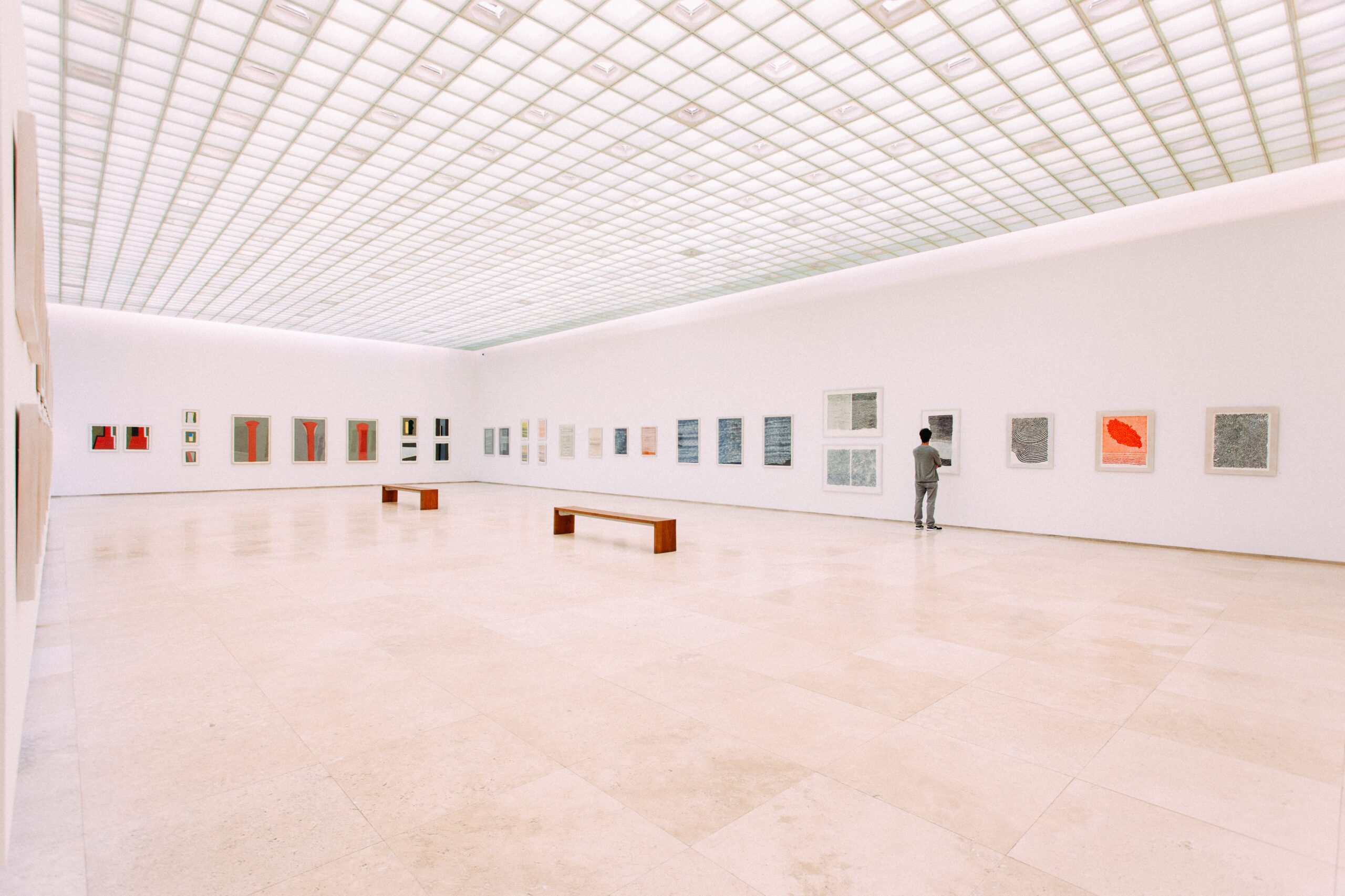 Une salle d'exposition dans un musée d'art. (C) unsplash