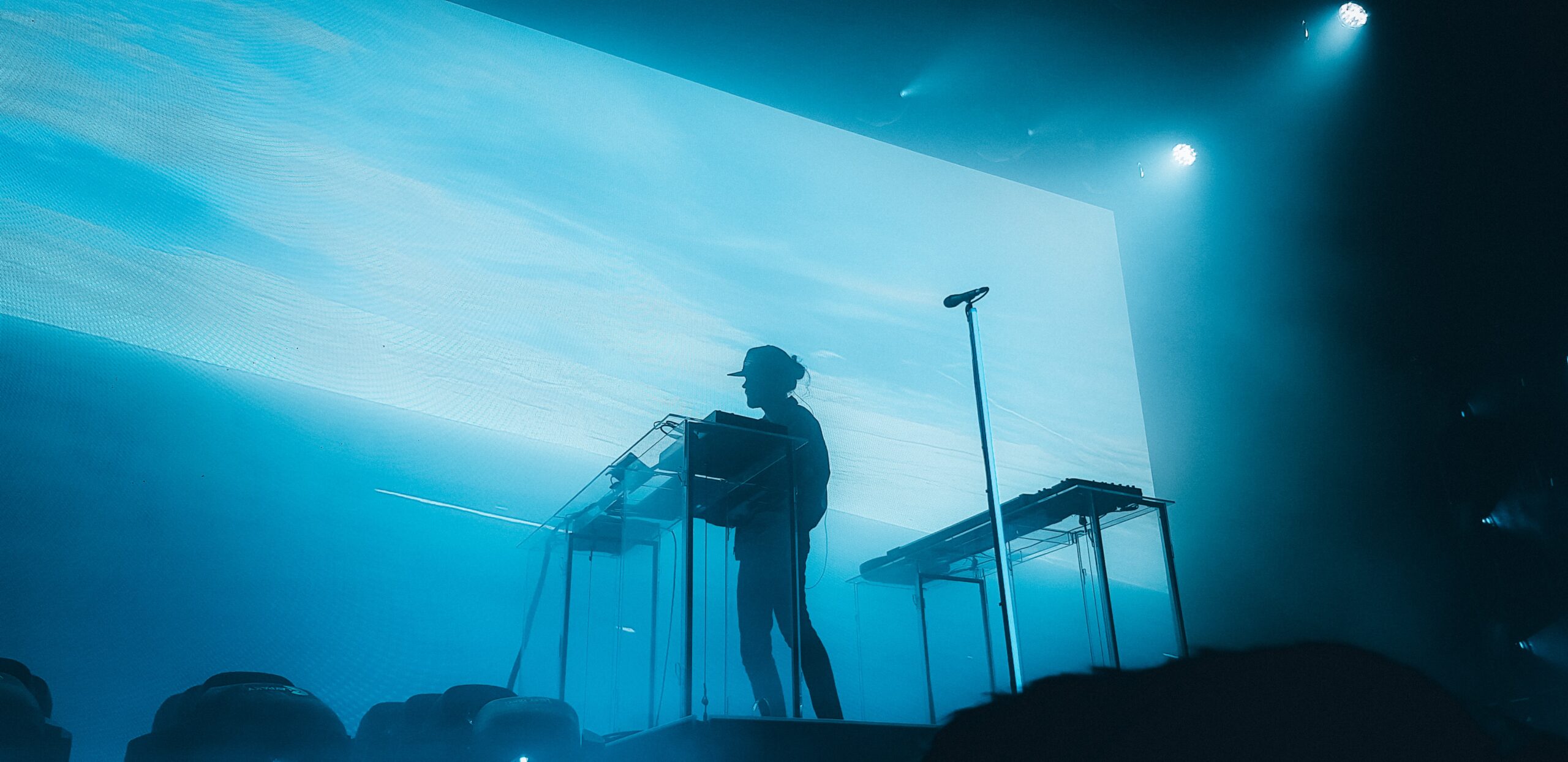 Musicien electro sur scène pendant un concert